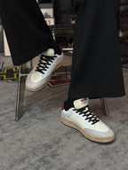 Sneakers basse vintage da uomo, scarpe casual da skate in ecopelle bianca con tacco verde, lacci neri, suola effetto invecchiato, scarpe da ginnastica retrò, sneakers street style alla moda per uomo