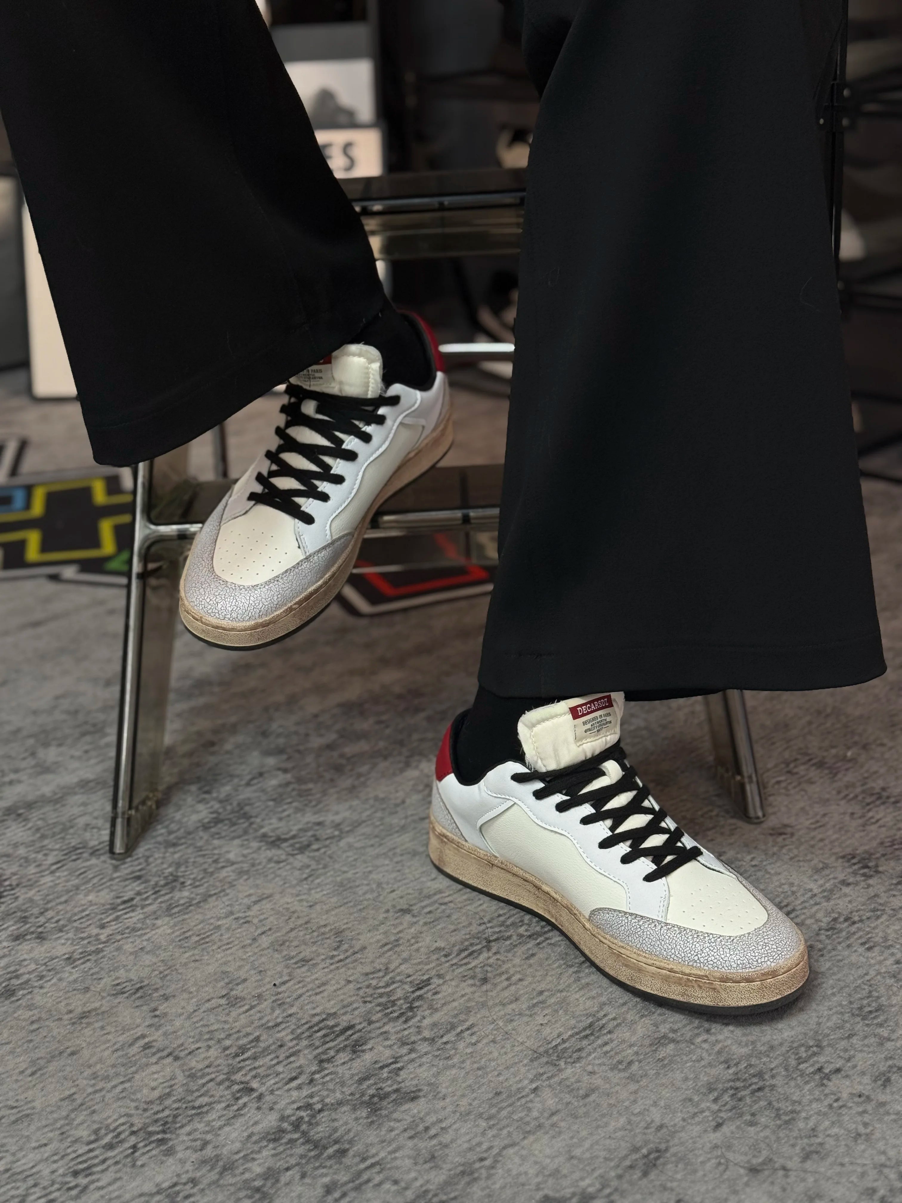Sneakers basse vintage da uomo, scarpe casual da skate in ecopelle bianca con tacco verde, lacci neri, suola effetto invecchiato, scarpe da ginnastica retrò, sneakers street style alla moda per uomo