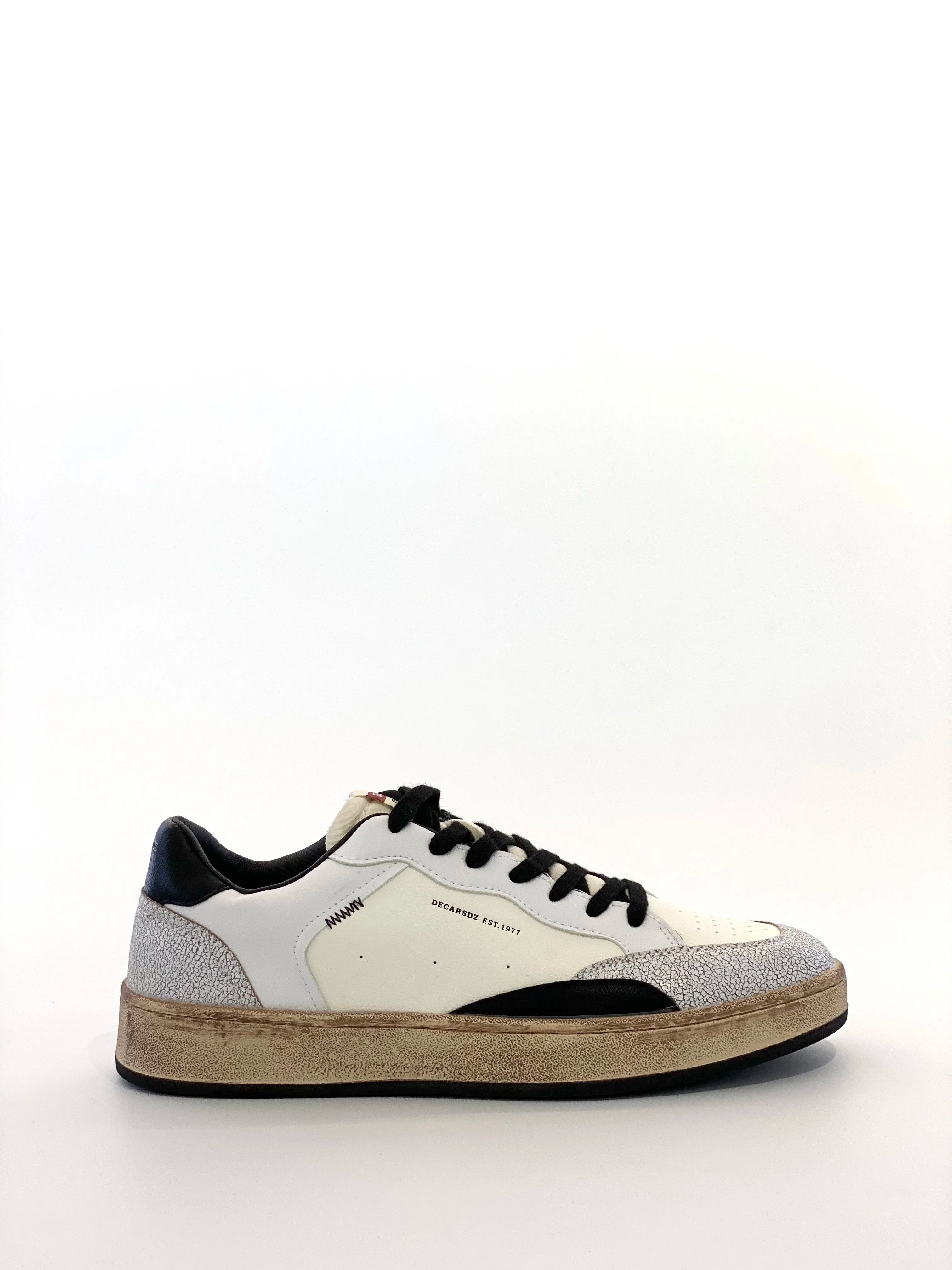 Vintage-Herren-Sneaker, niedrige, weiße Kunstleder-Freizeitschuhe im Skater-Stil mit grüner Fersenpartie, schwarzen Schnürsenkeln, gealterter Sohle, Retro-Sneakers, modische Streetstyle-Sneaker für Herren
