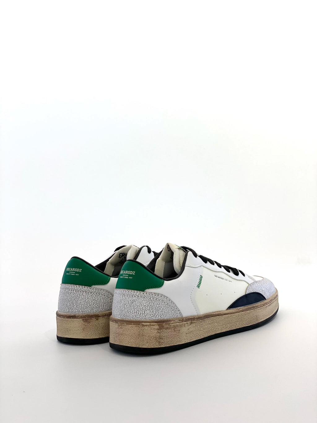 Sneakers basse vintage da uomo, scarpe casual da skate in ecopelle bianca con tacco verde, lacci neri, suola effetto invecchiato, scarpe da ginnastica retrò, sneakers street style alla moda per uomo