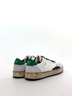 Sneakers basse vintage da uomo, scarpe casual da skate in ecopelle bianca con tacco verde, lacci neri, suola effetto invecchiato, scarpe da ginnastica retrò, sneakers street style alla moda per uomo