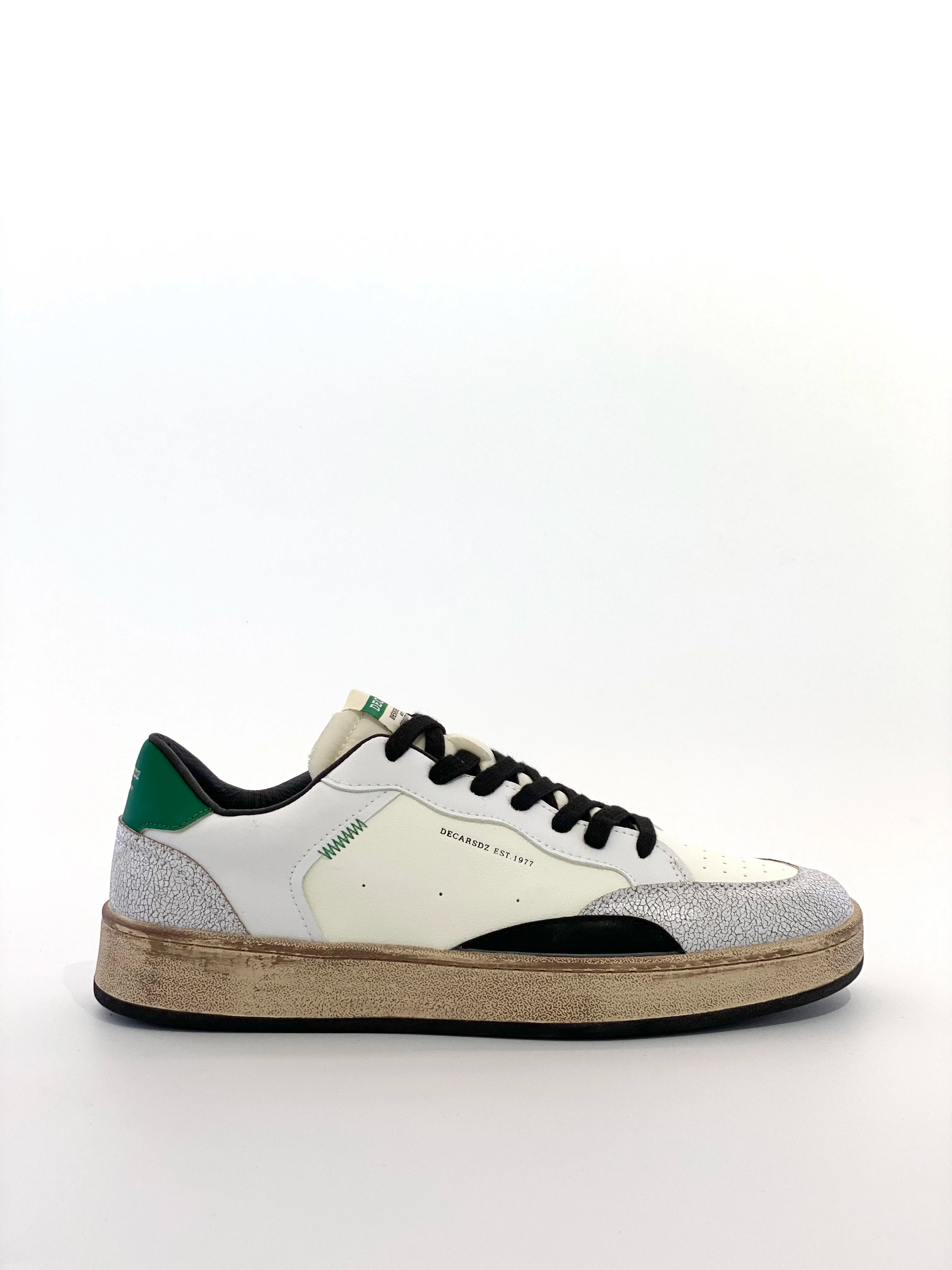Vintage-Herren-Sneaker, niedrige, weiße Kunstleder-Freizeitschuhe im Skater-Stil mit grüner Fersenpartie, schwarzen Schnürsenkeln, gealterter Sohle, Retro-Sneakers, modische Streetstyle-Sneaker für Herren
