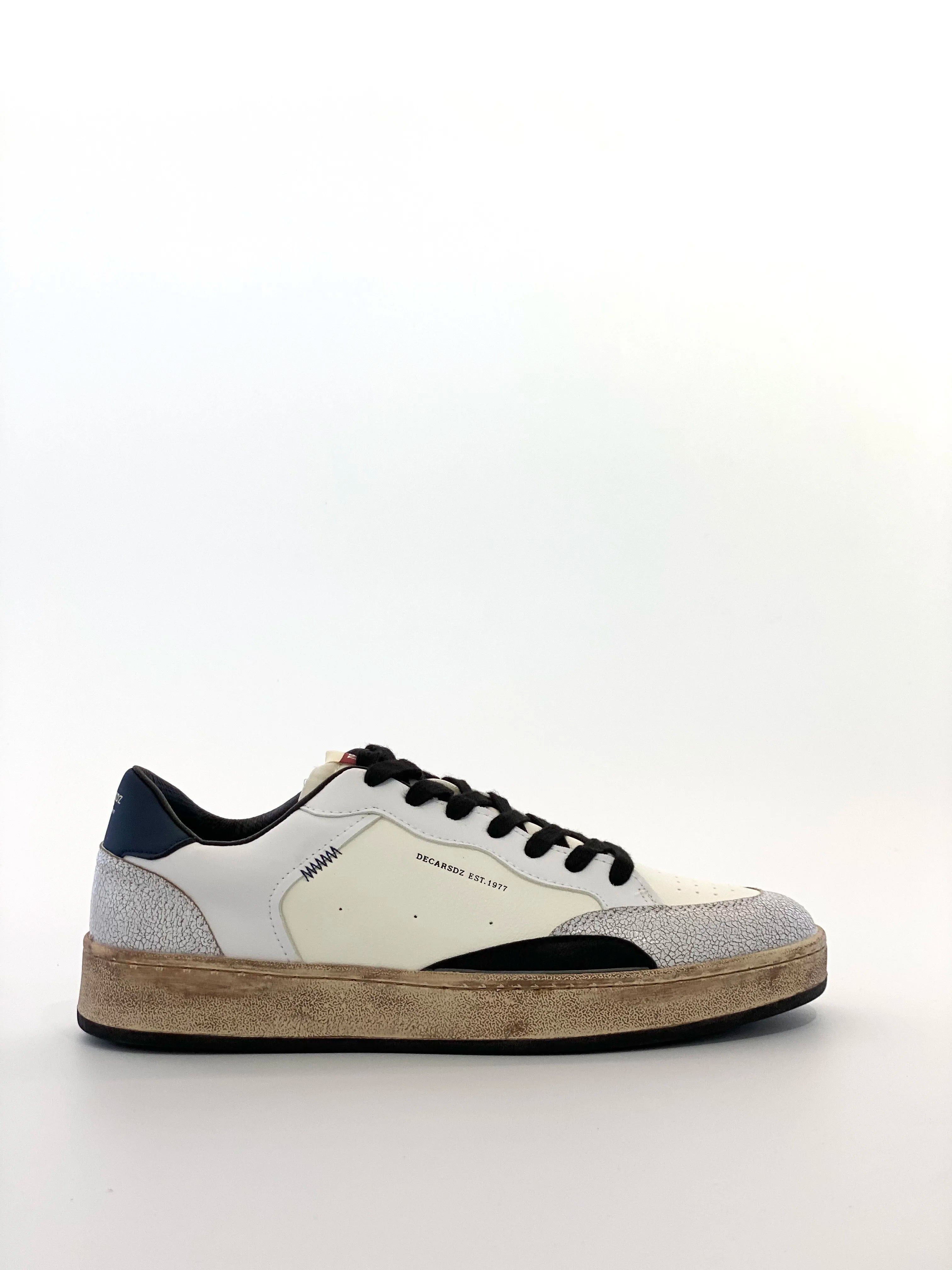 Vintage-Herren-Sneaker, niedrige, weiße Kunstleder-Freizeitschuhe im Skater-Stil mit grüner Fersenpartie, schwarzen Schnürsenkeln, gealterter Sohle, Retro-Sneakers, modische Streetstyle-Sneaker für Herren