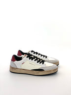 Sneakers basse vintage da uomo, scarpe casual da skate in ecopelle bianca con tacco verde, lacci neri, suola effetto invecchiato, scarpe da ginnastica retrò, sneakers street style alla moda per uomo