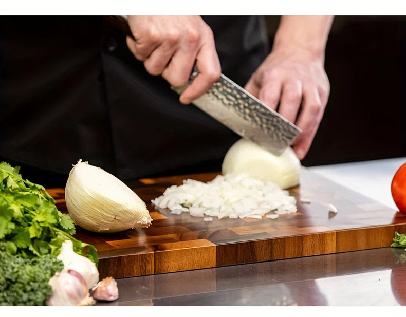 1 großes Holzbrett: Robustes Schneidebrett mit Holzmaserung, aus großblättrigem Kamelienbaumholz für Fleisch, Käse, Gemüse, Brot