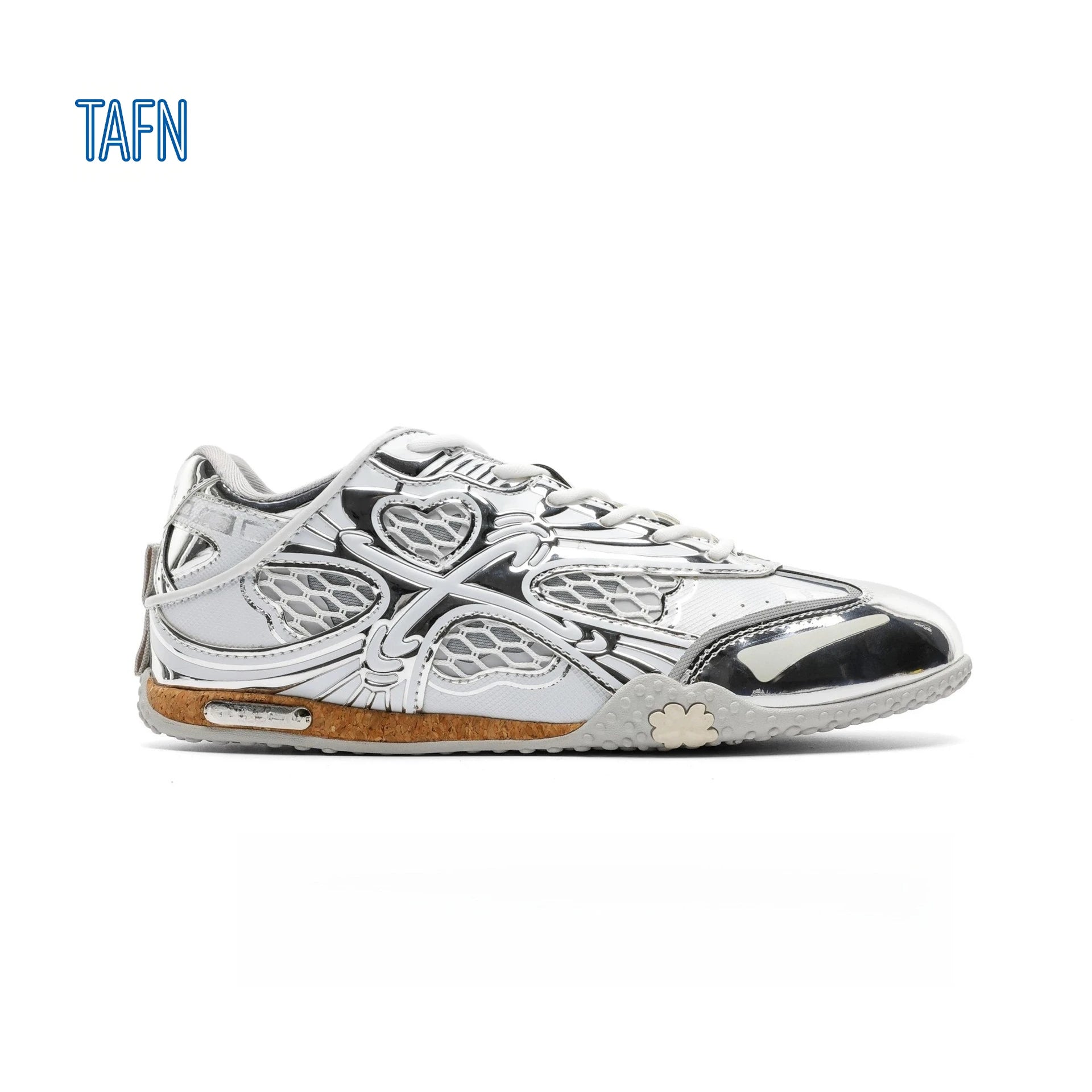 Sneaker lässig mit herzförmigen Ausschnitten, einer Kombination aus glänzendem Leder und perforiertem Mesh, ein trendiger Turnschuh für einen stilvollen Look und originelle Streetwear-Kombinationen.