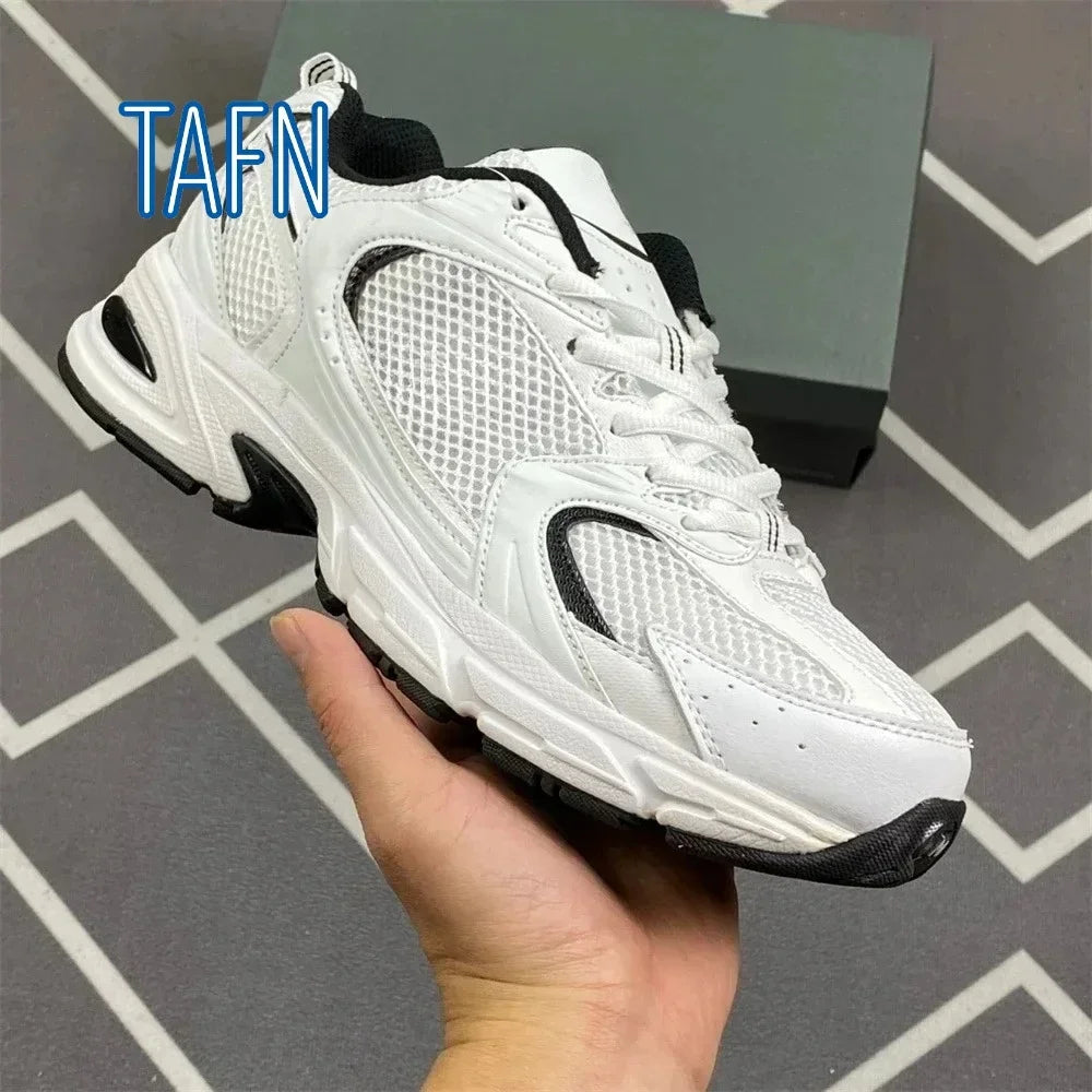Vintage-Sneaker im Y2K-Stil, Materialmix aus Mesh und Kunstleder, segmentierte Plateausohle für einen Streetwear-Look und lässige urbane Outfits.