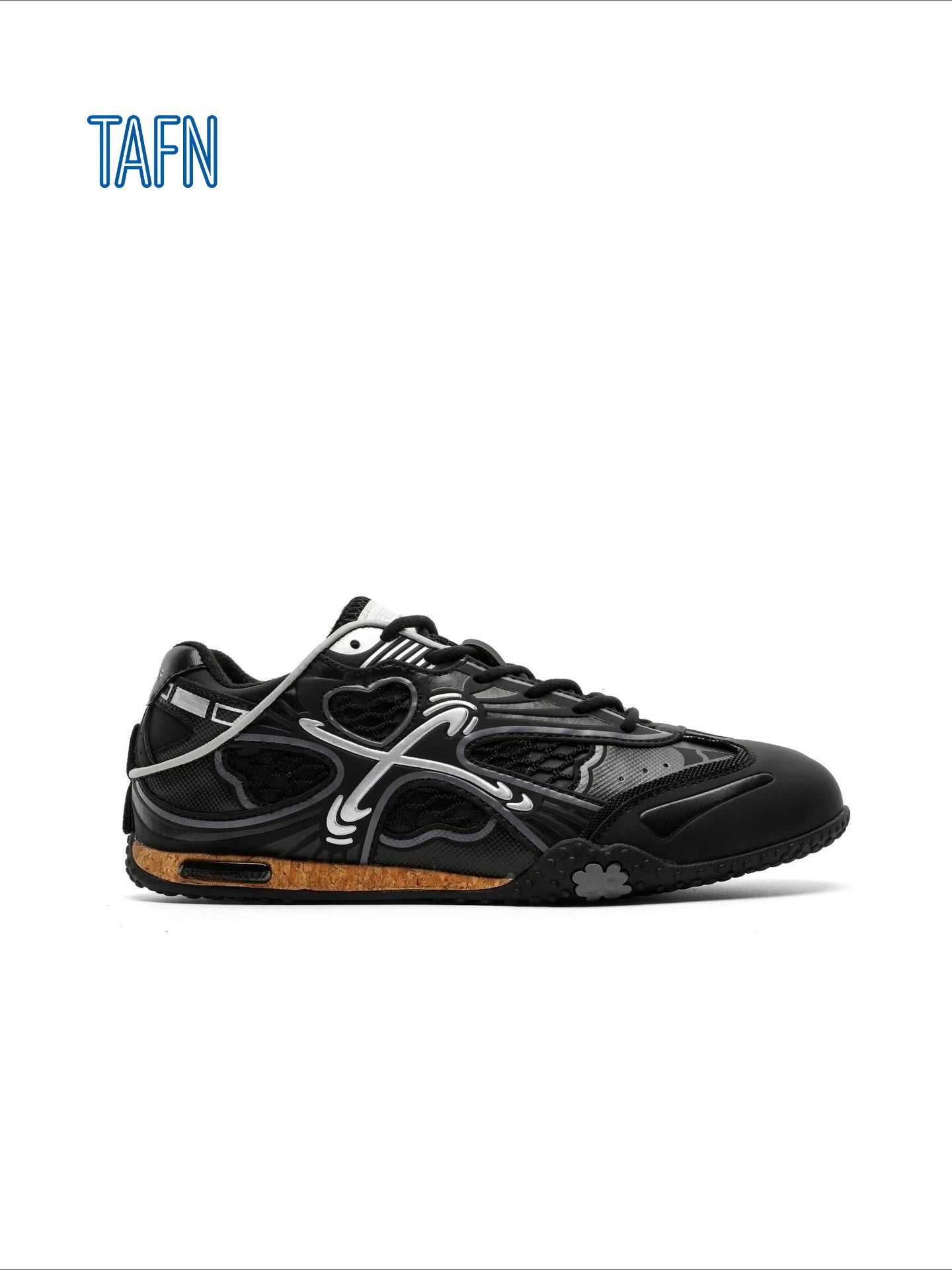 Sneaker lässig mit herzförmigen Ausschnitten, einer Kombination aus glänzendem Leder und perforiertem Mesh, ein trendiger Turnschuh für einen stilvollen Look und originelle Streetwear-Kombinationen.