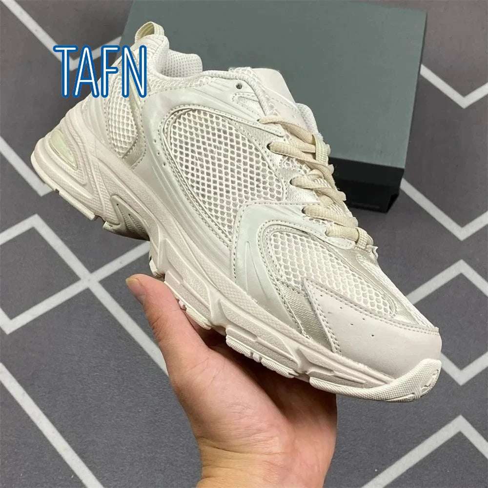 Vintage-Sneaker im Y2K-Stil, Materialmix aus Mesh und Kunstleder, segmentierte Plateausohle für einen Streetwear-Look und lässige urbane Outfits.