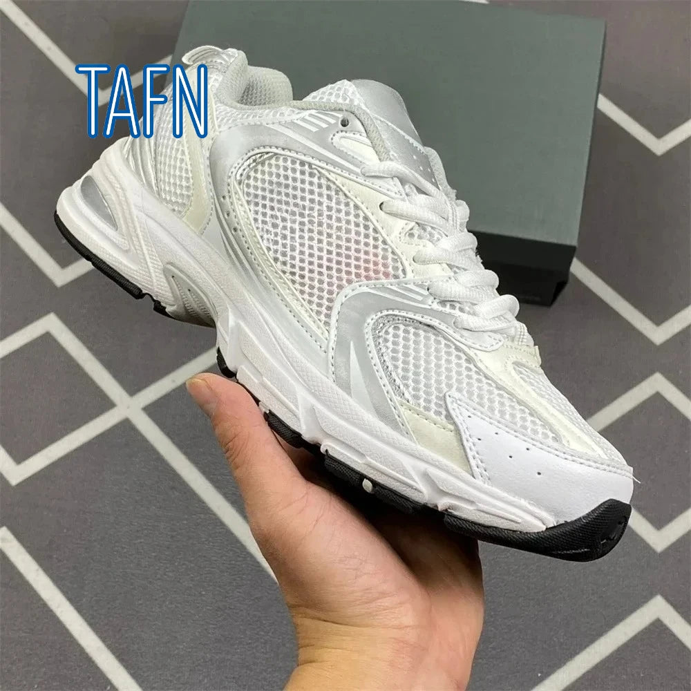 Vintage-Sneaker im Y2K-Stil, Materialmix aus Mesh und Kunstleder, segmentierte Plateausohle für einen Streetwear-Look und lässige urbane Outfits.