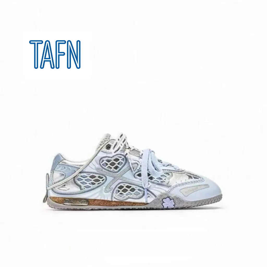 Sneaker lässig mit herzförmigen Ausschnitten, einer Kombination aus glänzendem Leder und perforiertem Mesh, ein trendiger Turnschuh für einen stilvollen Look und originelle Streetwear-Kombinationen.