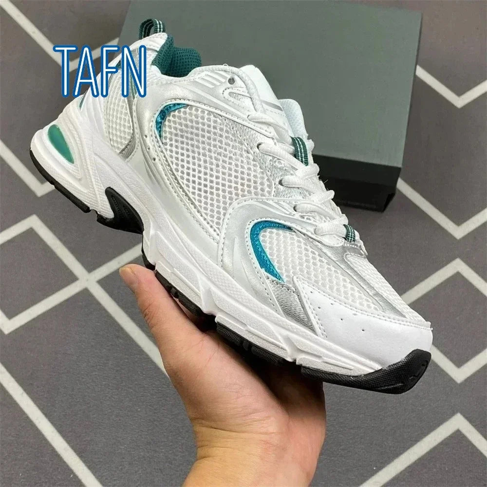 Vintage-Sneaker im Y2K-Stil, Materialmix aus Mesh und Kunstleder, segmentierte Plateausohle für einen Streetwear-Look und lässige urbane Outfits.