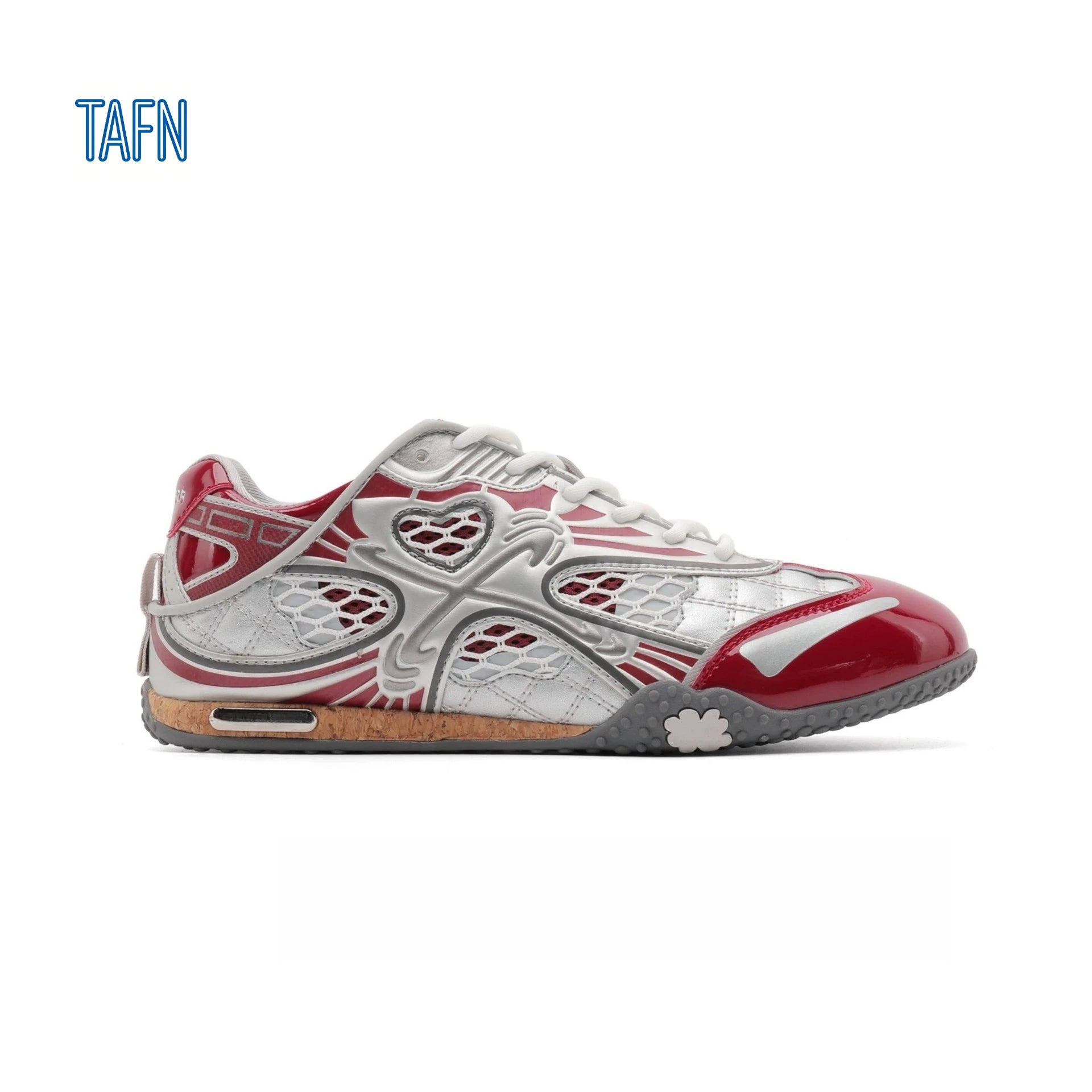 Sneaker lässig mit herzförmigen Ausschnitten, einer Kombination aus glänzendem Leder und perforiertem Mesh, ein trendiger Turnschuh für einen stilvollen Look und originelle Streetwear-Kombinationen.