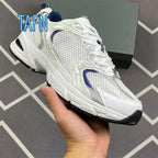 Vintage-Sneaker im Y2K-Stil, Materialmix aus Mesh und Kunstleder, segmentierte Plateausohle für einen Streetwear-Look und lässige urbane Outfits.