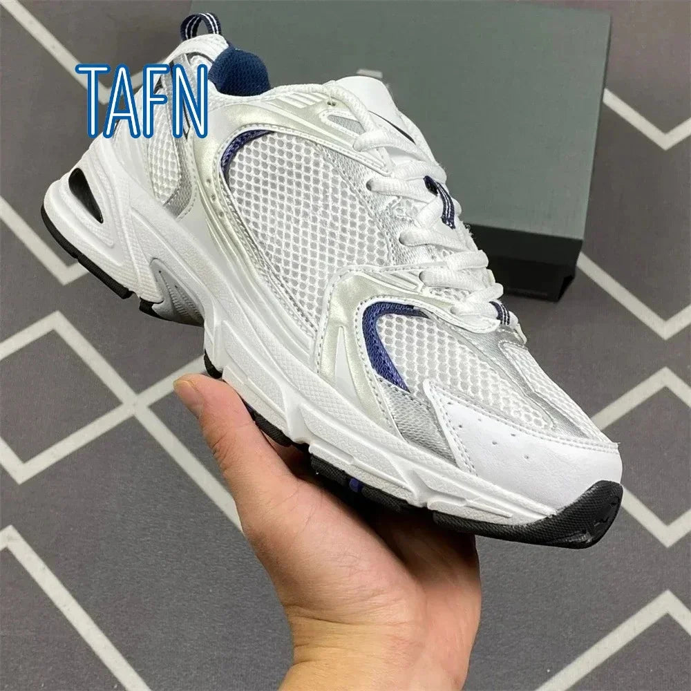 Vintage-Sneaker im Y2K-Stil, Materialmix aus Mesh und Kunstleder, segmentierte Plateausohle für einen Streetwear-Look und lässige urbane Outfits.