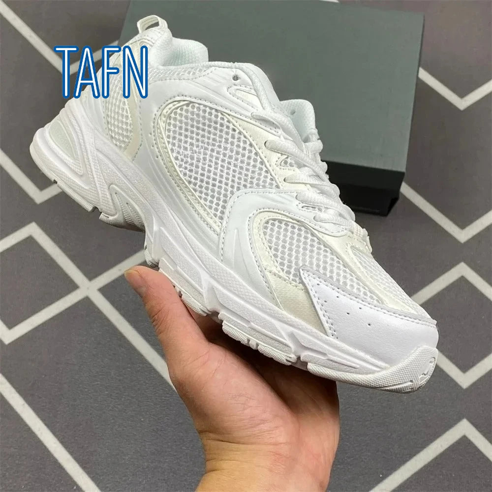 Vintage-Sneaker im Y2K-Stil, Materialmix aus Mesh und Kunstleder, segmentierte Plateausohle für einen Streetwear-Look und lässige urbane Outfits.