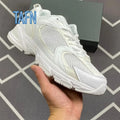 Vintage-Sneaker im Y2K-Stil, Materialmix aus Mesh und Kunstleder, segmentierte Plateausohle für einen Streetwear-Look und lässige urbane Outfits.